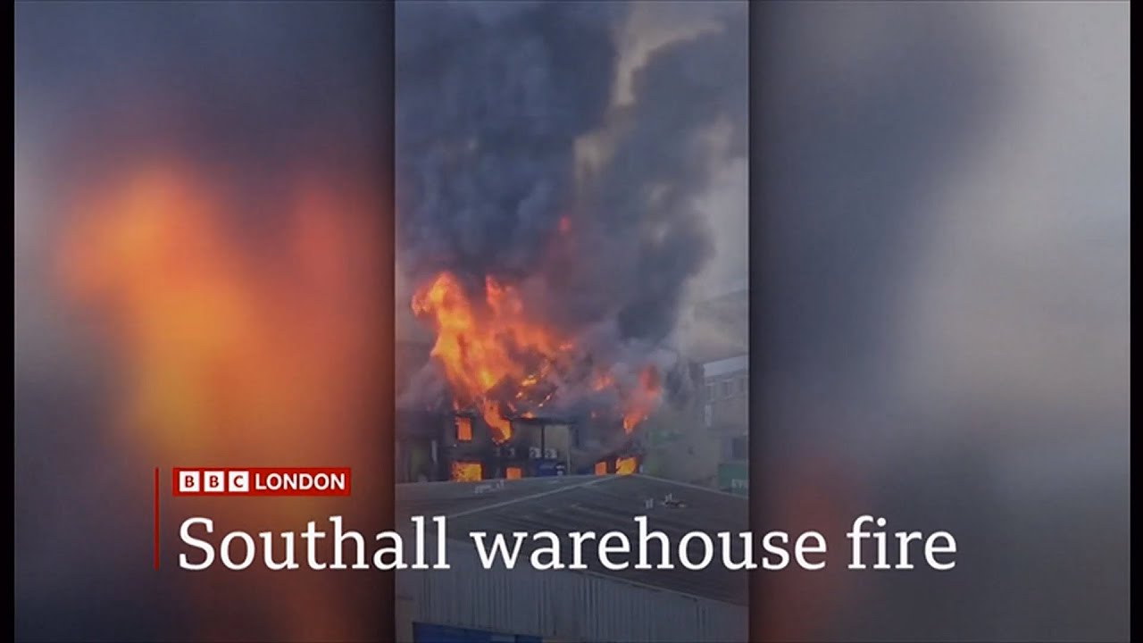 Fireworks suspected inside London warehouse fire (1) (UK) 25/Nov/2025