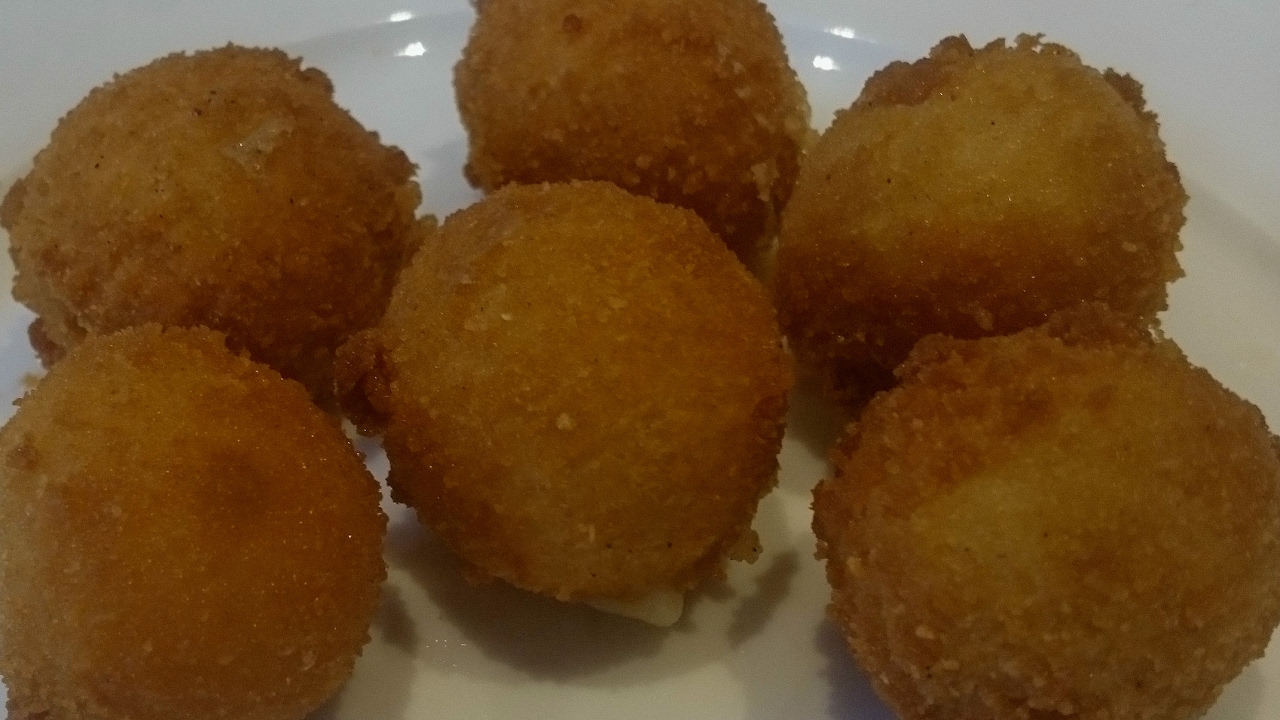 Bitterballen gevuld met gesmolten kaas - Recept heerlijke kaasbitterballen