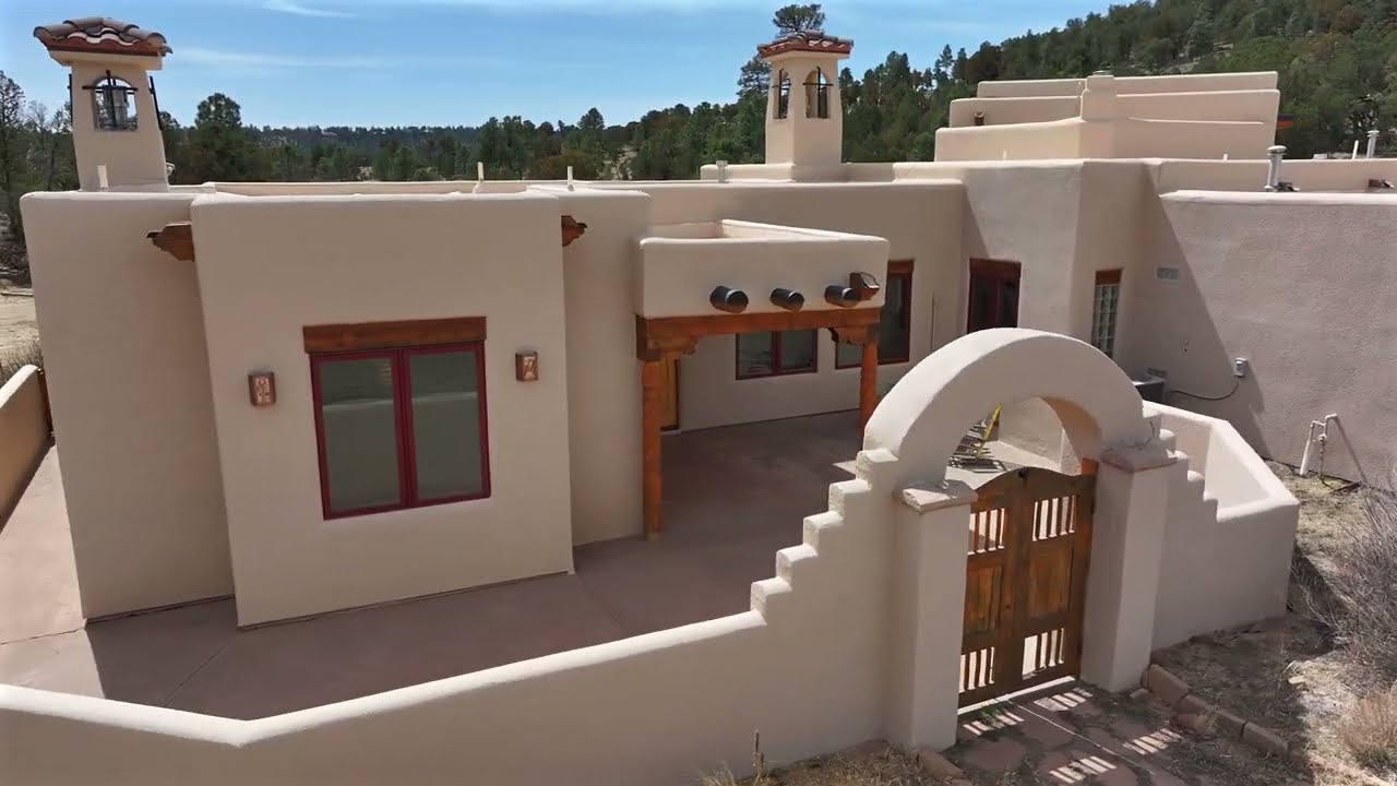 Luxury Santa Fe Style Mountain Getaway with Casita on Acreage