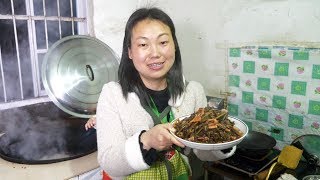 摘了點蕨菜回來，農村媳婦大鐵鍋做蕨菜炒肉，看得我好想吃 
