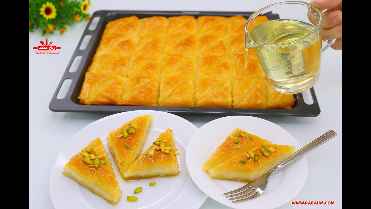 بقلاوة بالقشطة خفيفة ومشبعة بالقطر 😍🥮 الطعم رهيب والطريقة مضمونة مع رباح محمد! حلى شرقي فاخر 💛✨