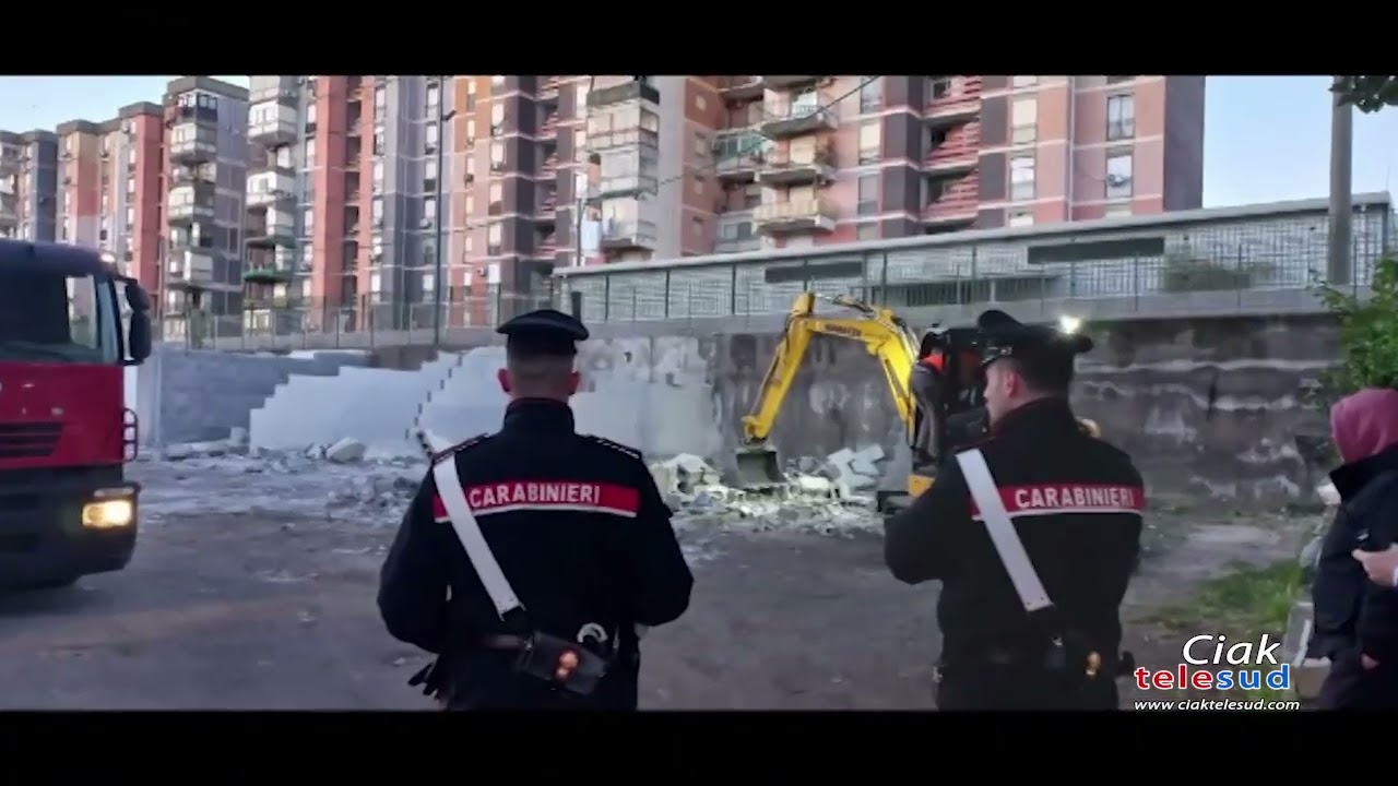 Demolite oggi nel quartiere Librino di Catania 22 autorimesse edificate abusivamente su un terreno d