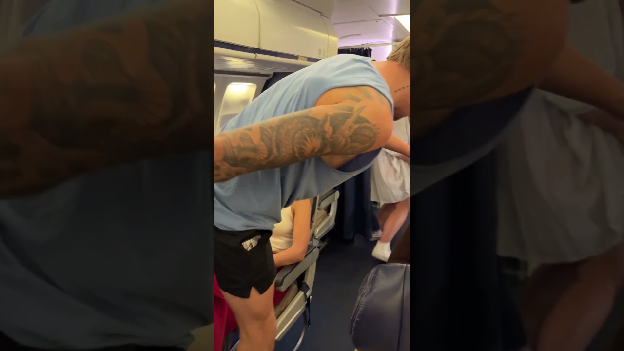 Unexpected meeting in airplane bathroom 😱