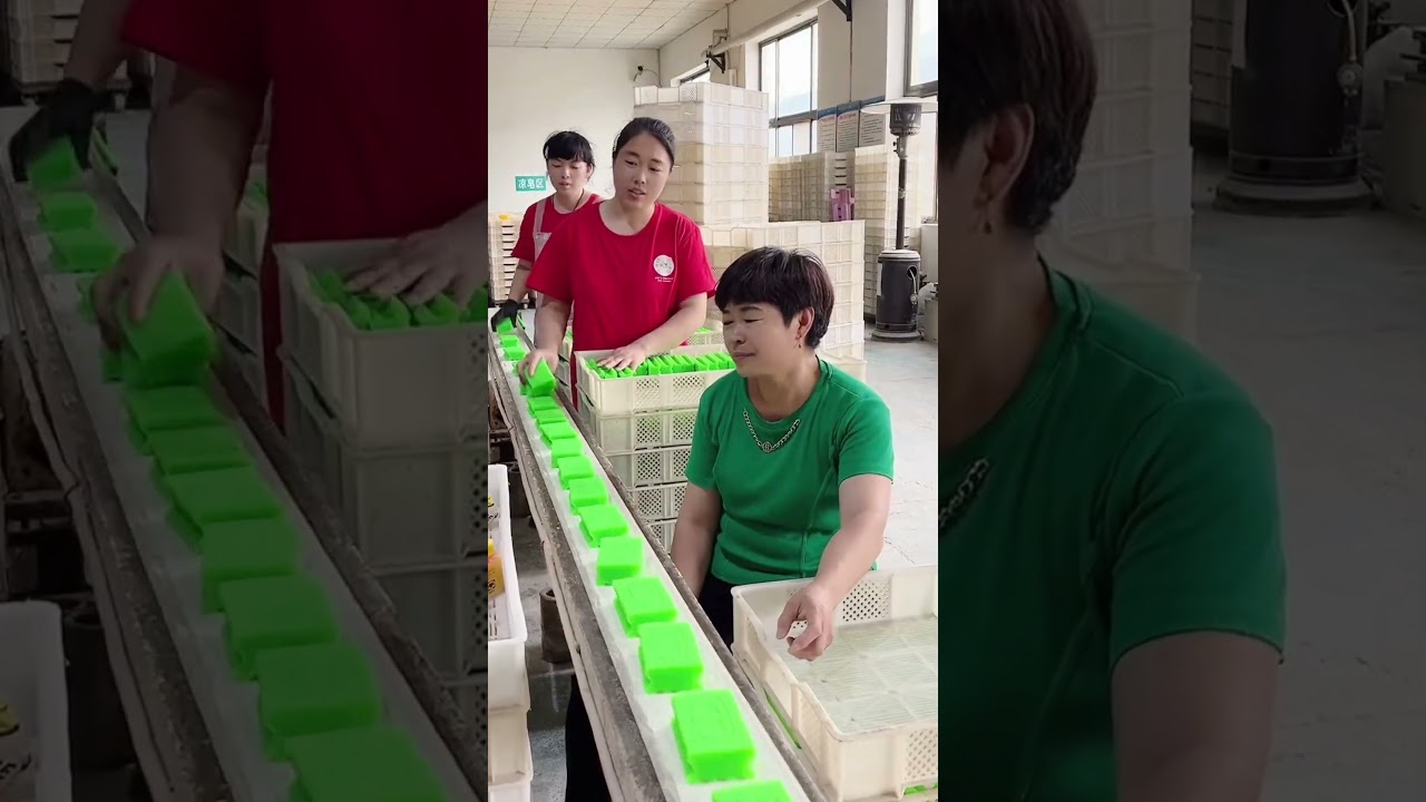 Тётя работает быстро после криков хозяина.