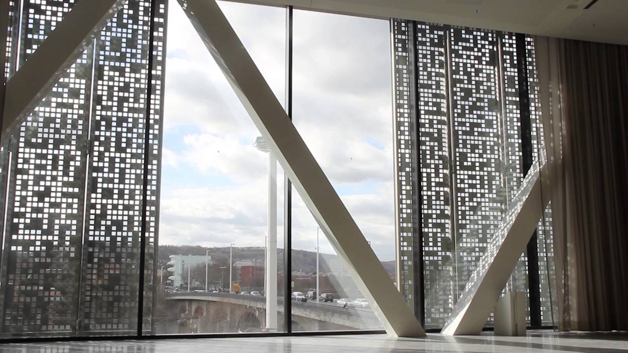 Faltschiebeladen Sonderkonstruktion mit Lochblech wird geöffnet