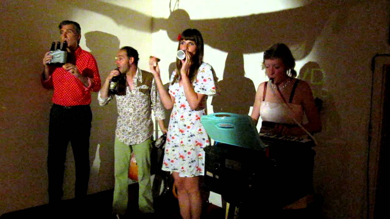 "Close To Me" by The Cure, performed by The Beez @ Bar Sin