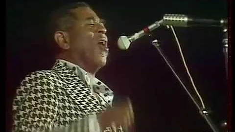 1975 - Dizzy Gillispie sings the blues w Oscar Pet...