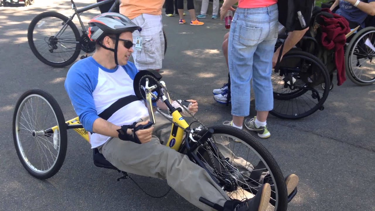 Педали велосипеда не крутят колесо. Хэндбайк для инвалидов. Bike Pedal with hands. Велосипед с крутящимися ручками. Велосипедист крутит педали.