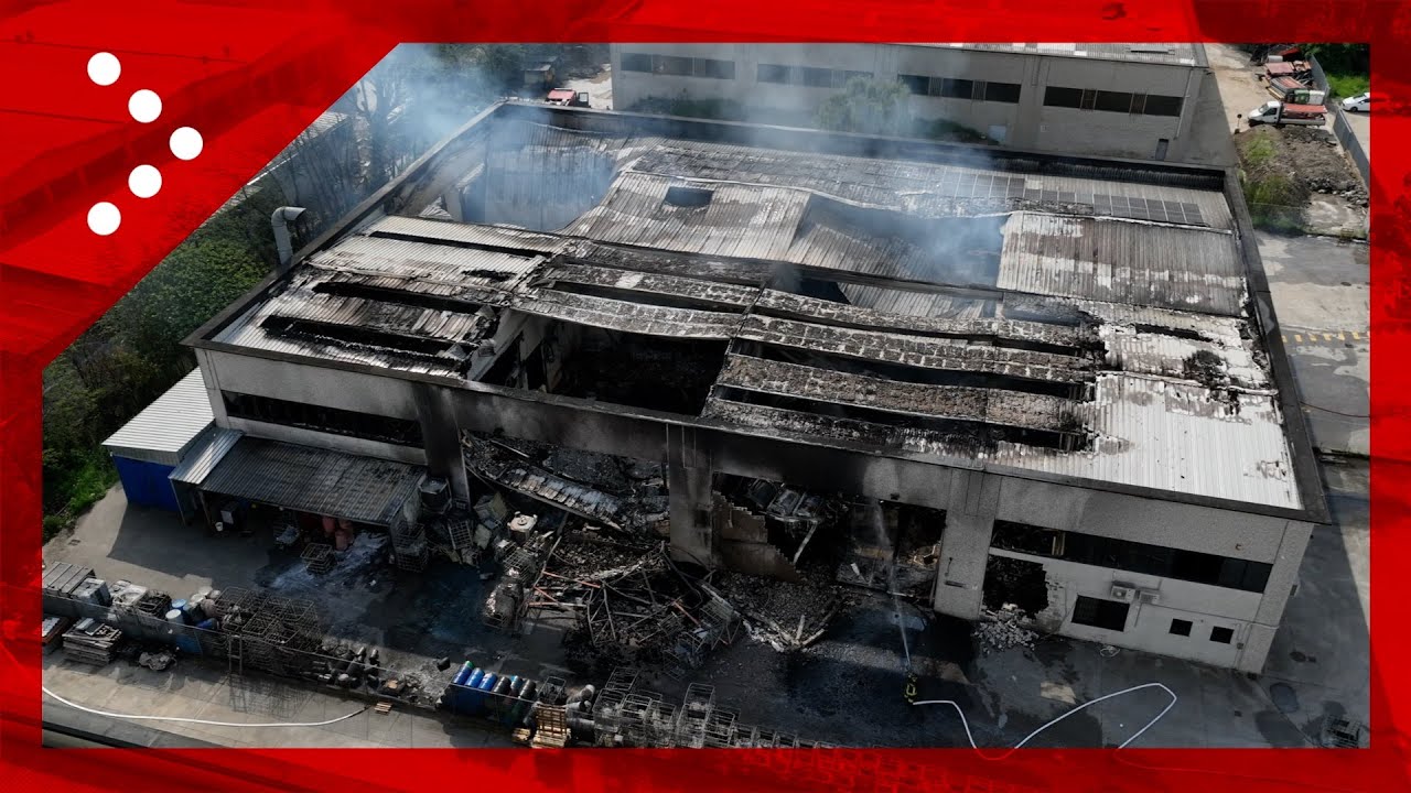 Incendio distrugge capannone nel milanese, le immagini dal drone