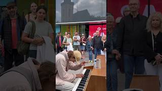 Everyone singing VIVA LA VIDA wit a Street piano in Frankfurt #cover #coldplay #streetpiano 🤯🤩