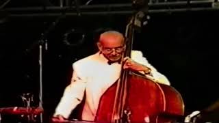 Download Lagu TATA LUPA WEISS MIRANDO PLAYS A DOUBLE BASS SOLO-BERLIN GERMANY. MP3