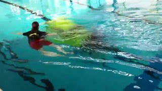 Cursus auto te water door EHBO vereniging Rotterdam afdeling O. Video 4 van 4.