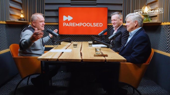 Құл қожайынның кір аяғын жалап, оған төсеніш ретінде қызмет етеді (видео)