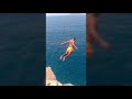 قفزة مخيفة من أعلى شاطئ صخري برأس الماء 