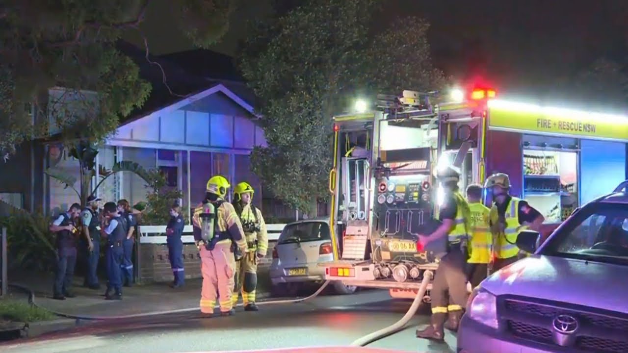 Fire destroys garage in Sydney’s inner-west - YouTube