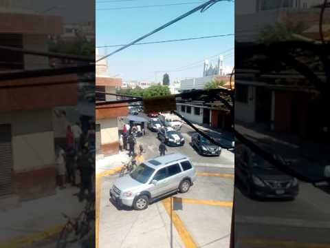 Policía de León somete a joven por señalarle que se estacionó en doble fila