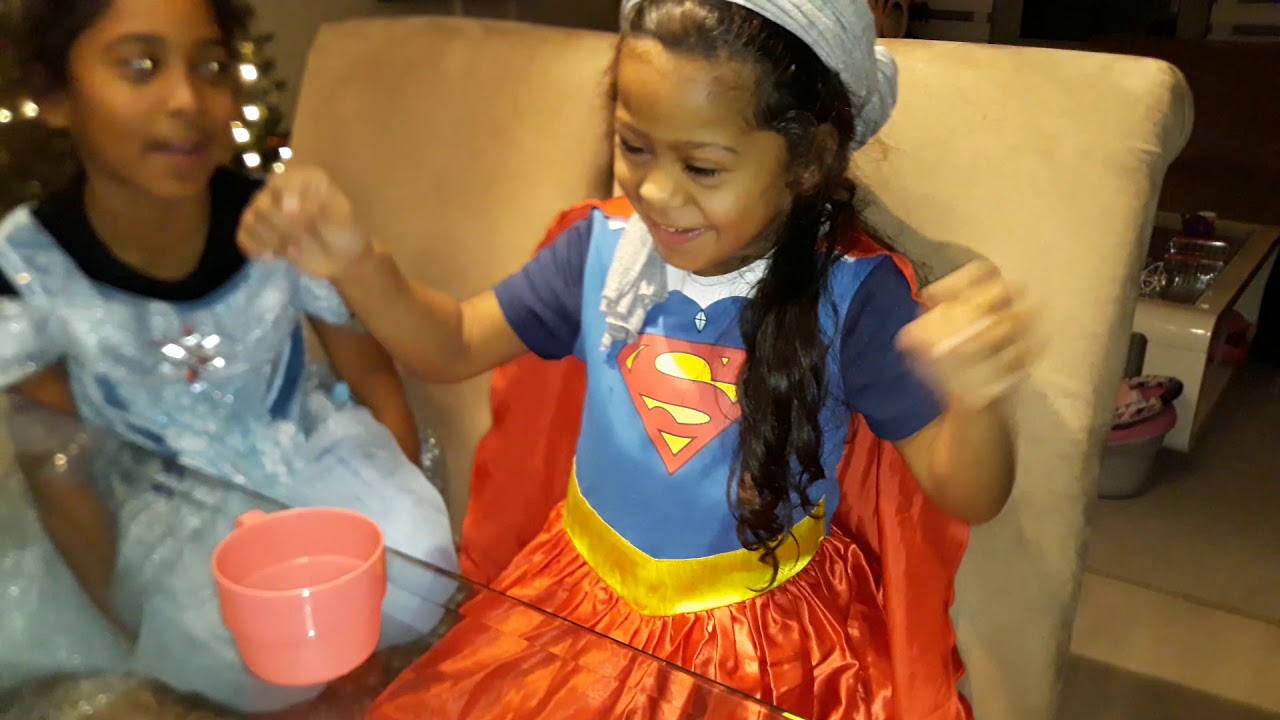 Challenge! Proeven 😄 Drinken met blinddoek op 🍹 deel 2