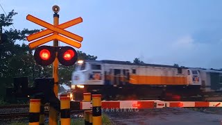 Kereta Api Brawijaya Ngebut di Telagasari Indramayu