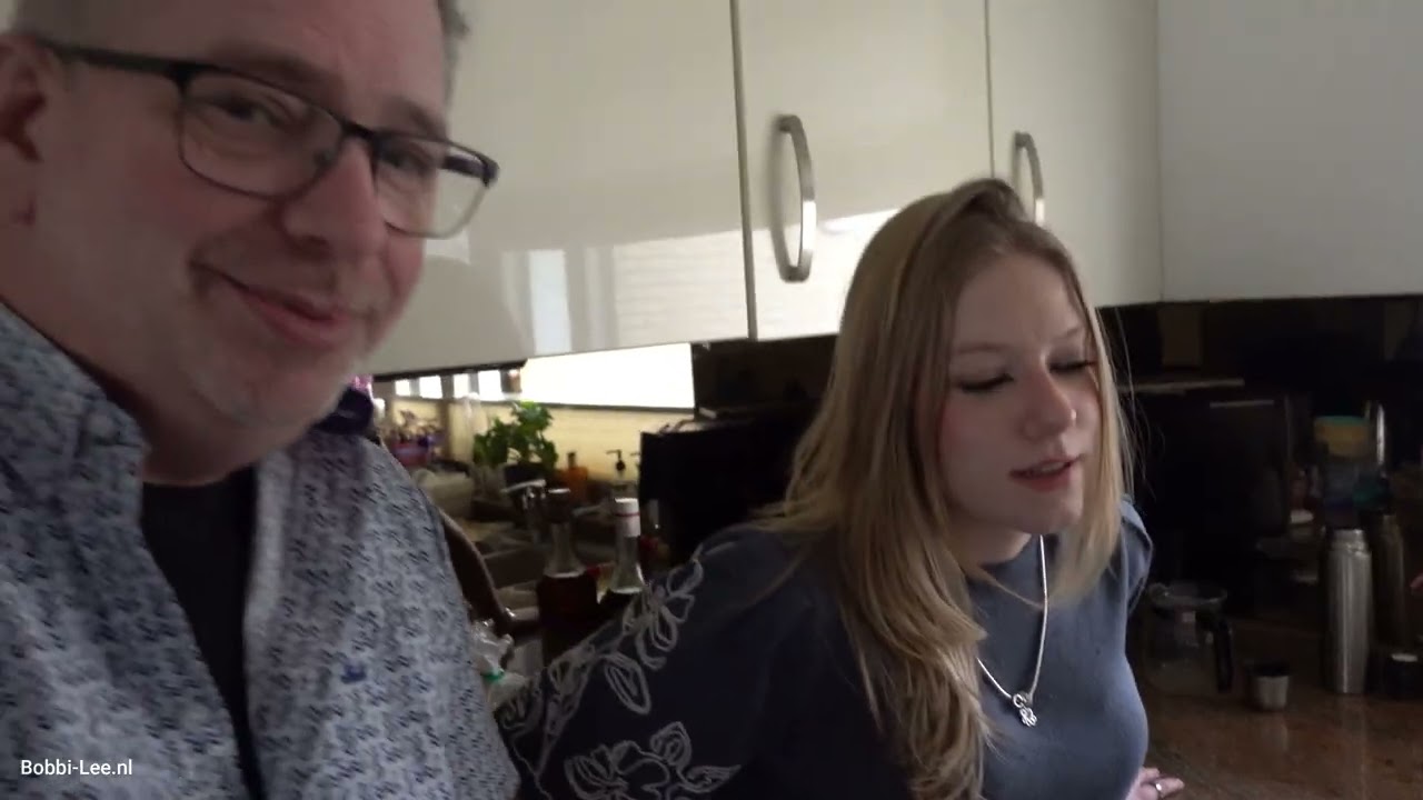 Alweer VRIJDAG. Hoe gaat het met de KITTENS? Vanavond naar school THEATER. #4024