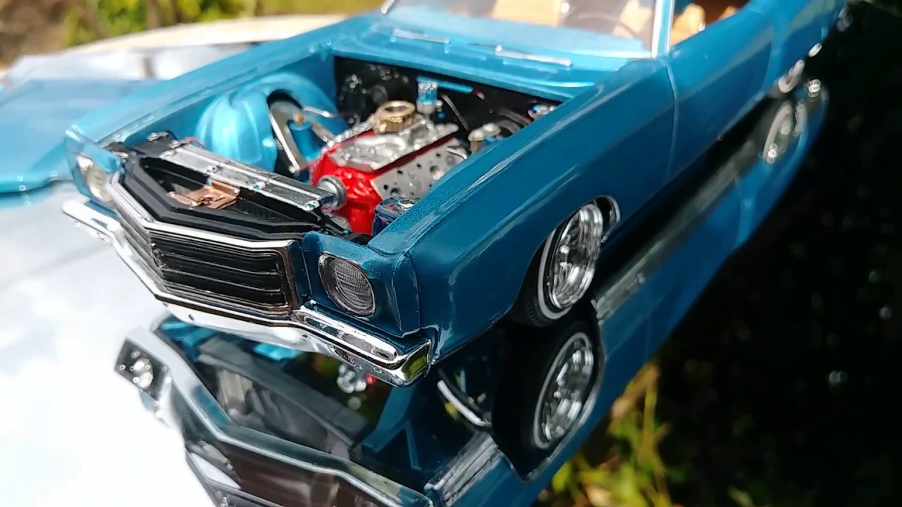 Modellino Revell 1:64 Lowrider 1970 Chevrolet Monte Carlo Bianco/nero #209 Rollin