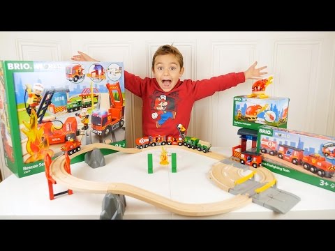 JOUETS - GRAND CIRCUIT de TRAINS BRIO - POMPIERS et SECOURISTES ?