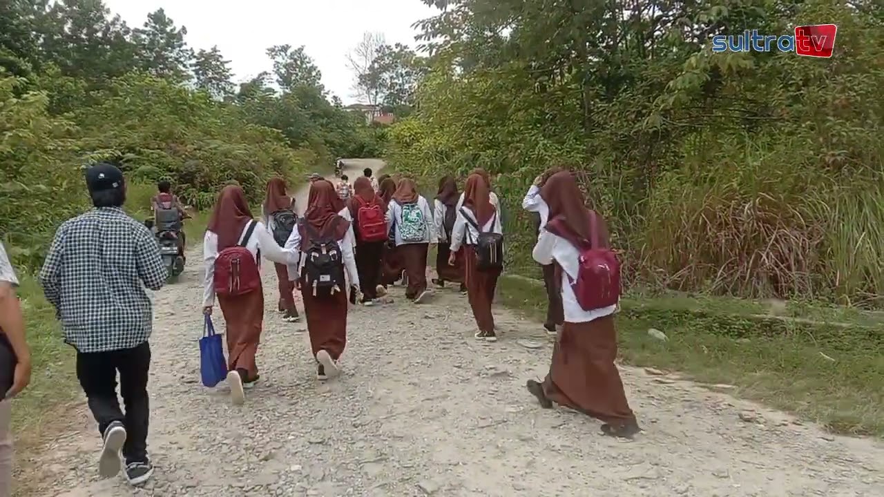 BAHAYAKAN PENGENDARA, SMAN 10 KENDARI USUL PERBAIKAN JALAN KE PEMERINTAH KOTA