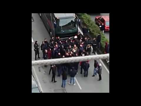 Derby della Lanterna, i tifosi bloccano il pullman del Genoa - VIDEO 1 Genoa, pullman bloccato dai tifosi dopo la sconfitta nel derby
