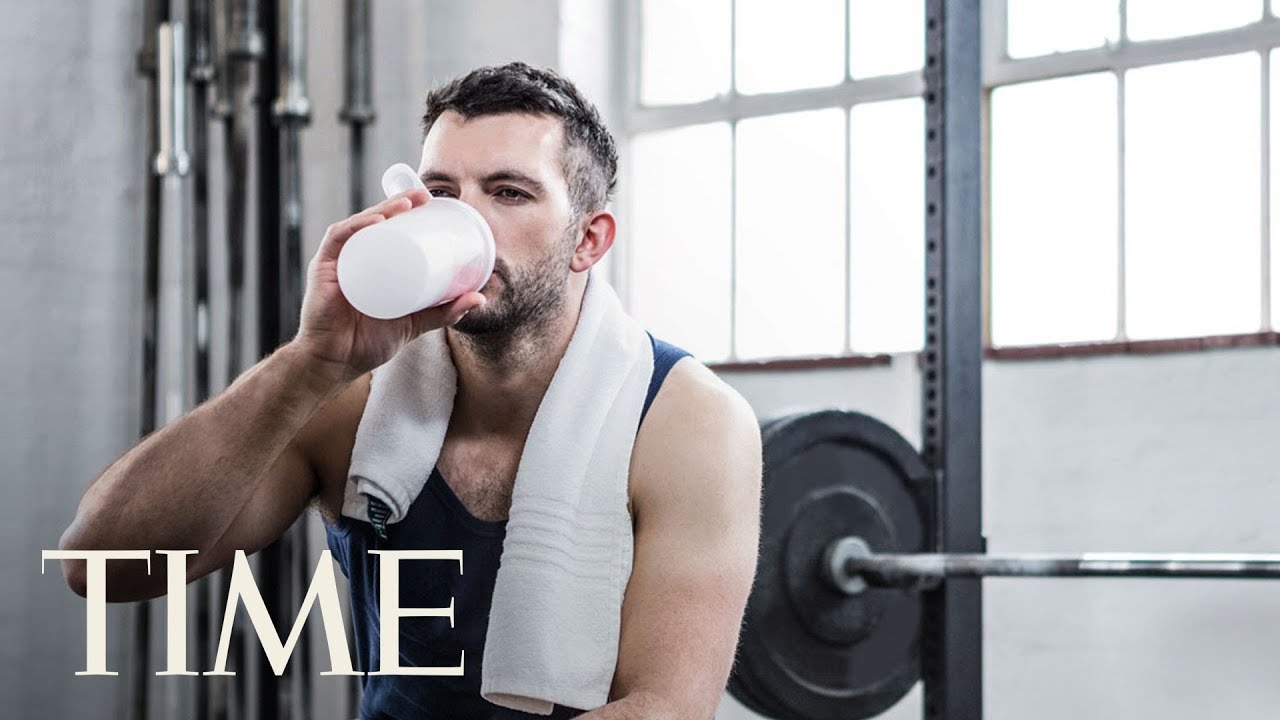 Можно ли пить протеин во время тренировки. Спортсмены. Мужчина спортсмен. Спортсмен пьет протеин. Реабилитация спортсменов.