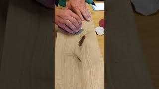 Scheur in eikenhout gevuld met WoodFix knoestvuller in de kleur mahonie