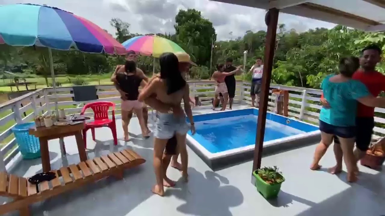 cachorro amarrado e a peia comendo Américo show