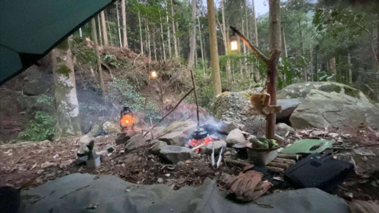 冬の森でブッシュクラフト／焚き火と熱燗であたたかな夜