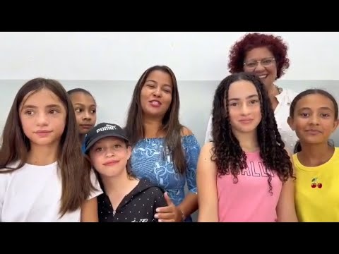 Dia de entrega de kits do programa "Sempre + Livre" a mais de 80 alunas da EM Samuel da Silva Filho.