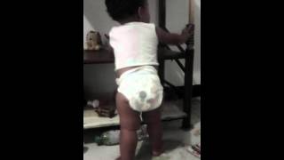 Niña Cogiendo Un Bolso