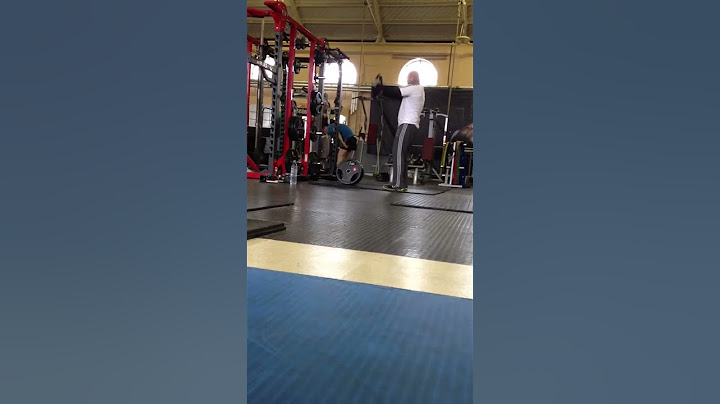 Worst squats ever - guy in blue shirt - awkward gym moment!
