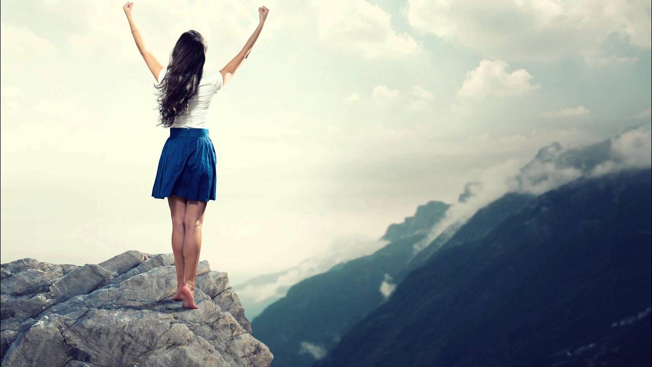 Цель достигнута. Девушка идет к цели. Покорять вершины. Она может достигать до. Она может достигать до.