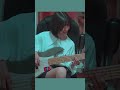 アイドルのベースを弾く人