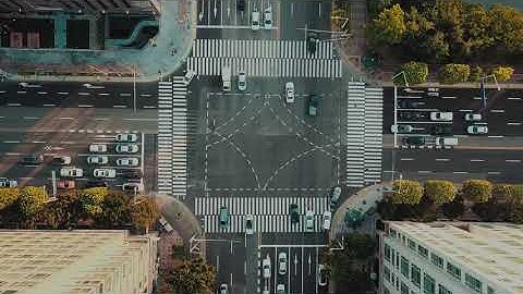 FREE STOCK VIDEO: Traffic On An Intersection Road In A City
