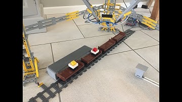 Lego Mindstorms EV3 Delta robot loading train containers, by Sioux.NET on Track
