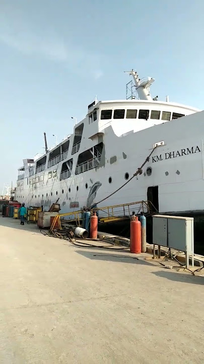KM. DHARMA FERRY 6 di dok adiluhung madura