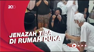 Isak Tangis Keluarga Sambut Kedatangan Jenazah Max Sopacua