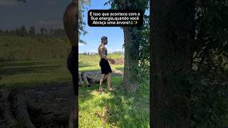É Isso Que Acontece Quando Você Abraça Uma Árvore