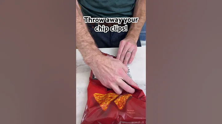 Keep chips fresh with this simple folding #hack 😋 #hacks #lifehacks #kitchenhacks