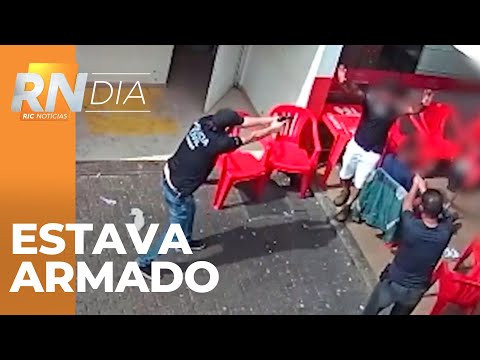 Homem tenta sacar arma durante abordagem policial