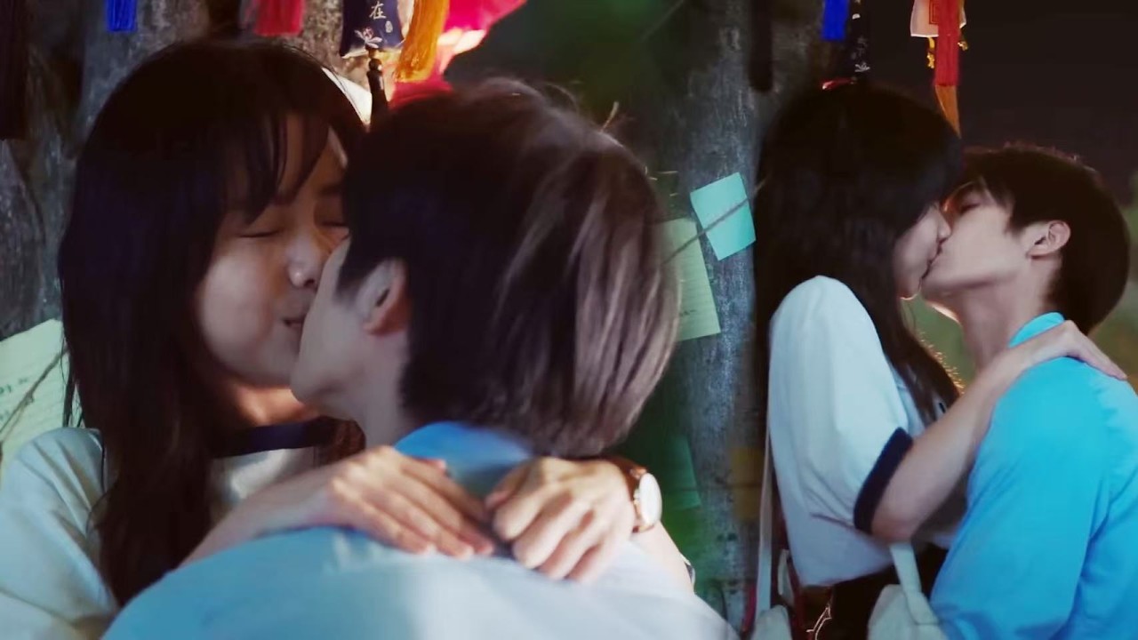 Лин Сяо прижал Цзяньцзянь к дереву и поцеловал её, отчего она с удовольствием закрыла глаза!