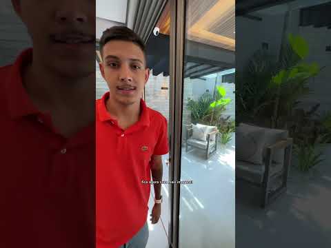 Mansao com carro de F1 na parede