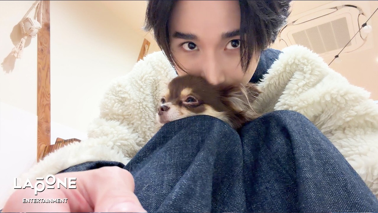 V-LOG] JO1'S VLOG 佐藤景瑚｜KEIGO in 犬カフェ🐶 - YouTube