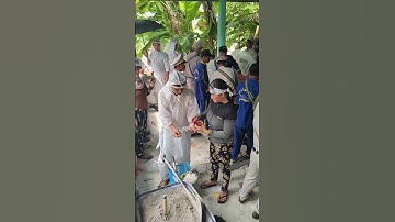 Đưa tang miền tây,dán và bọc li lông quanh chiếc quan tài trước khi làm lễ hạ huyệt.