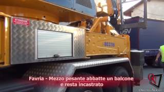 Favria - Mezzo pesante abbatte un balcone e resta incastrato