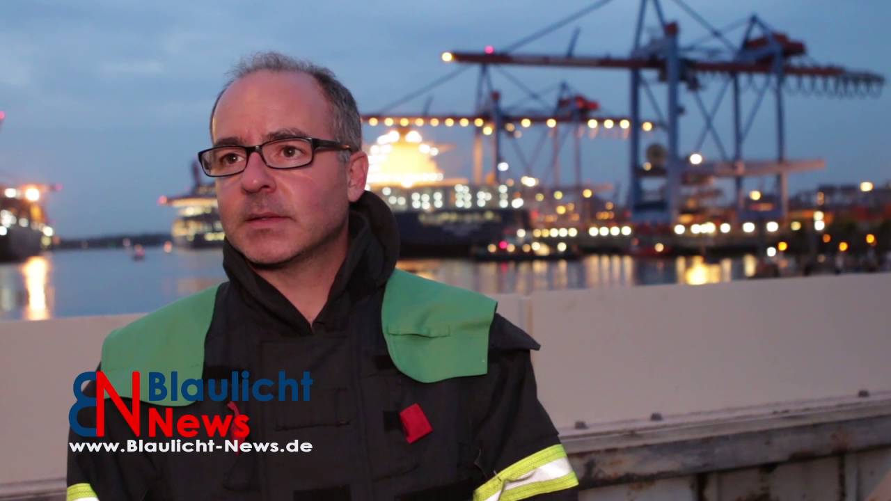 Feuer auf Containerschiff im Hamburger Hafen 02.09.2016 (Abend)
