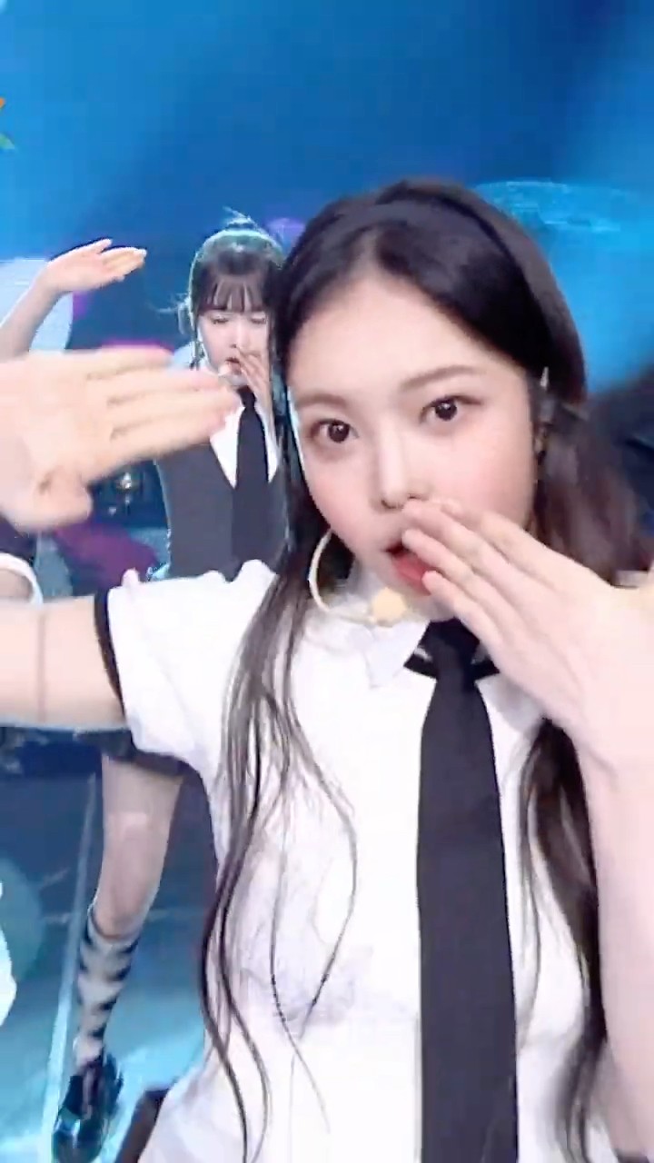 The Chase - Hearts2Hearts 하츠투하츠 #TheChase #Hearts2Hearts #하츠투하츠 #Shorts #MusicBank | KBS WORLD TV